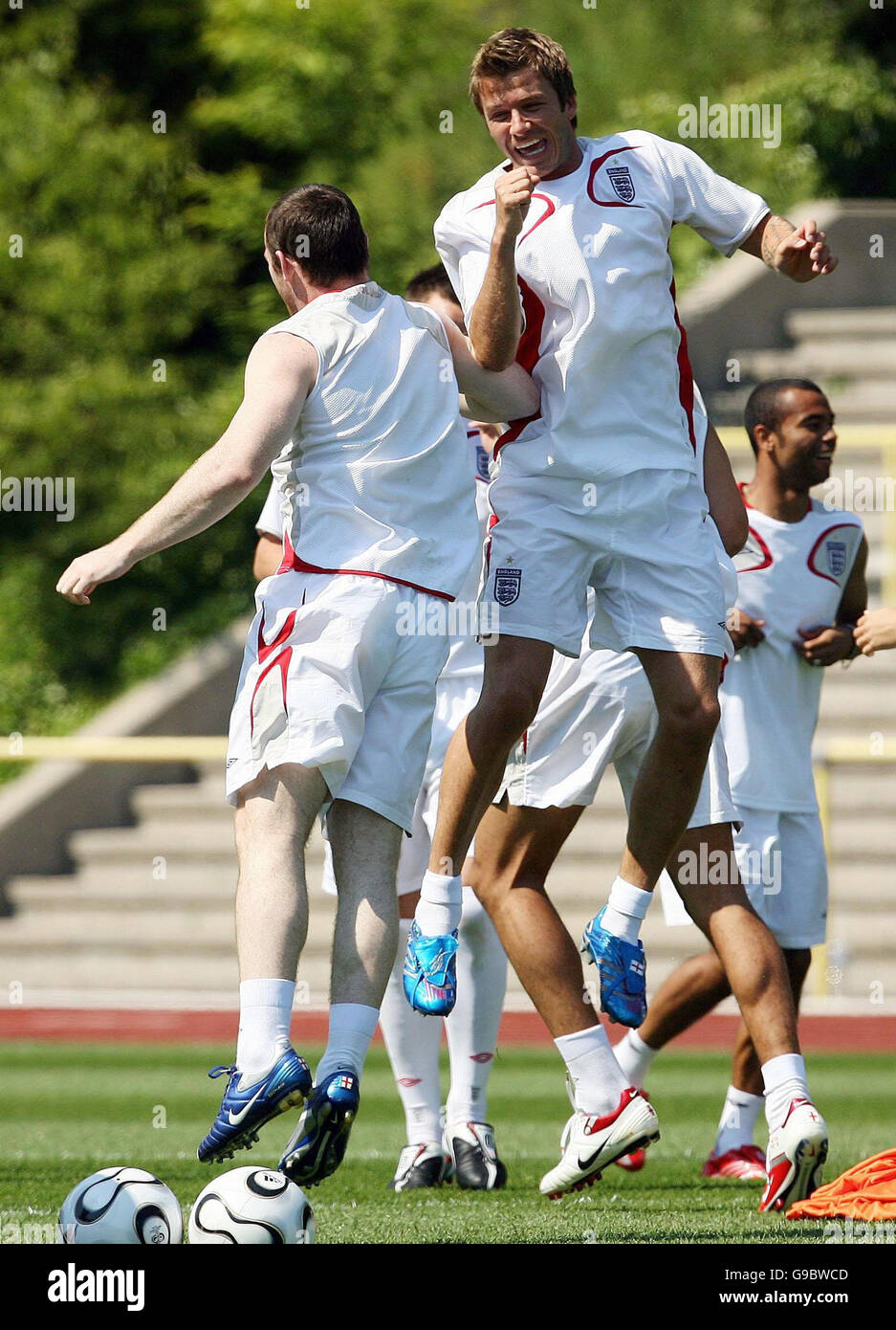 England Kapitän David Beckham (rechts) und Wayne Rooney während einer Trainingseinheit im Mittelbergstadion, Buhlertal, Deutschland. Stockfoto