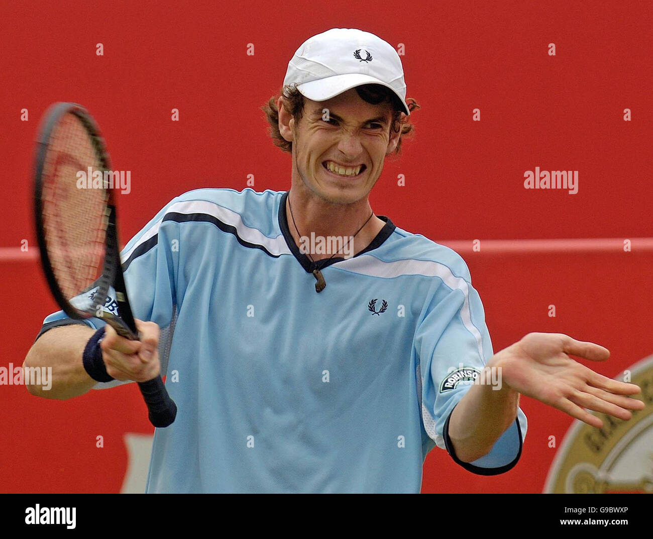 Der Großbritanniens Andrew Murray in Aktion während seines ersten Rundenmatches gegen den serbischen Janko Tipsarevic bei den Stella Artois Championships im Queen's Club, London. Stockfoto