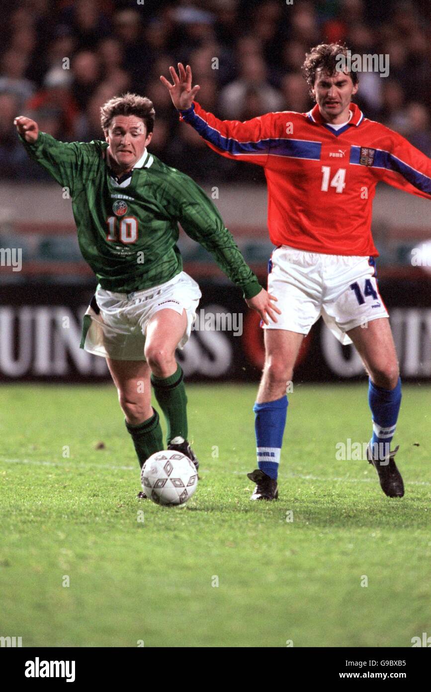 Fußball - freundlich - Irland / Tschechische Republik. Irlands Robbie Keane (l) kommt dem tschechischen Jan Suchoparek (r) weg Stockfoto