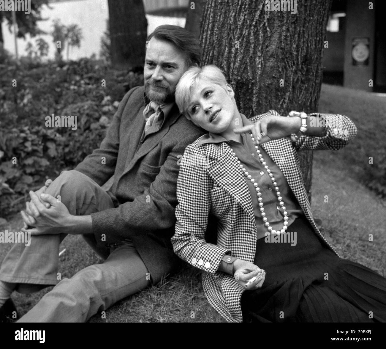 Denholm Elliott und Marianne Faithfull - Swiss Cottage-Zentrum Stockfoto