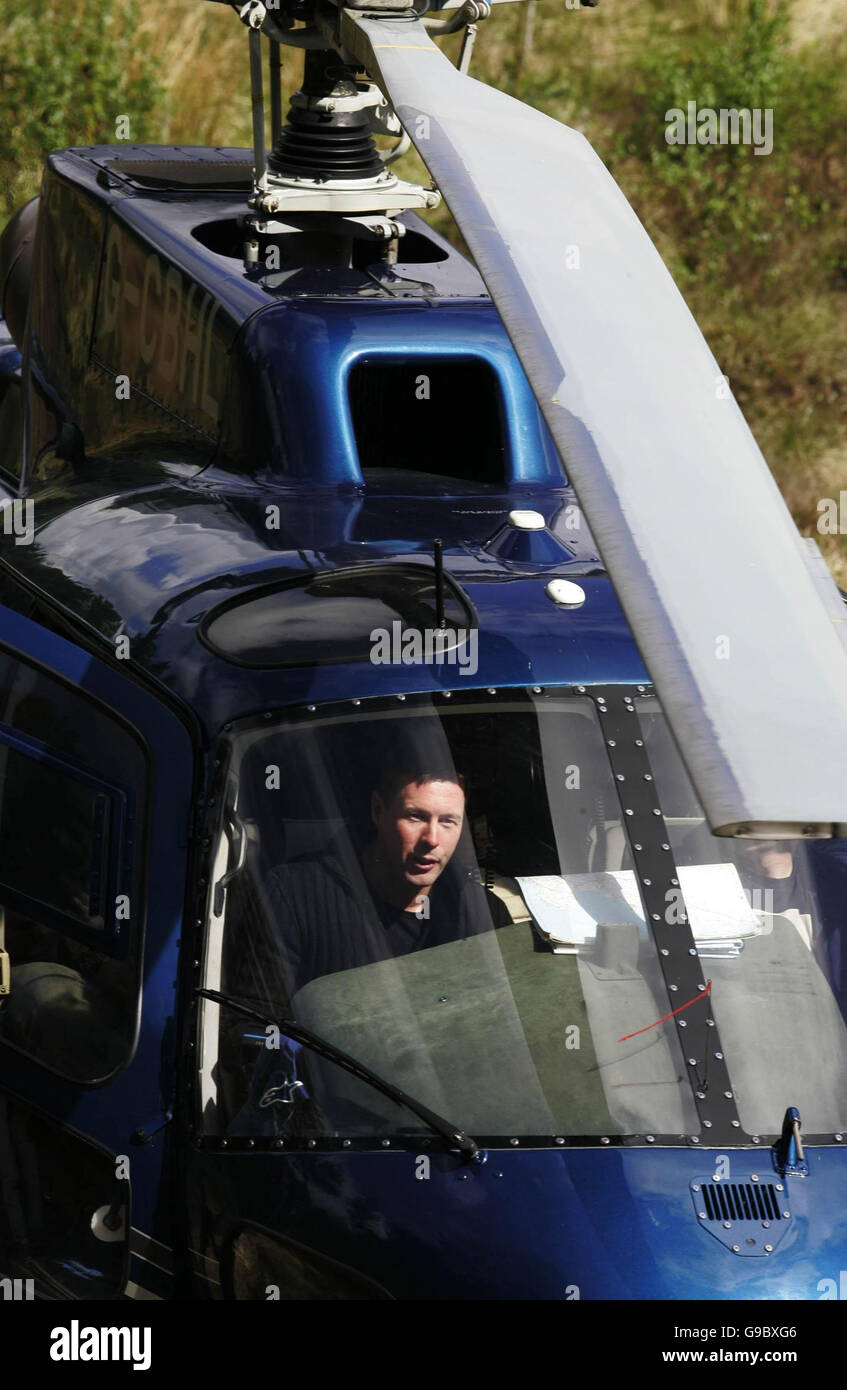 Ehemalige World Rally champion Colin McRae mit seinem Hubschrauber nach fliegen es selbst nach den Trossachs in der Nähe von Callander an einem Vorschau-Tag für die 2006 County Saab Scottish Rally. Im Laufe des Tages gab McRae und anderen Rallye-Fahrer Menschen die Möglichkeit, Rallye hautnah zu erleben. Stockfoto