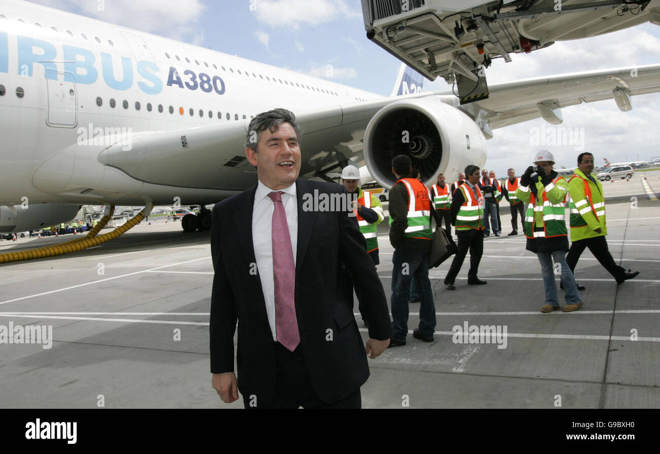 Kanzler Gordon Brown kommt am größten Passagierflugzeug der Welt vorbei, dem riesigen 555-Sitzer Airbus A380, nachdem er am Londoner Flughafen Heathrow landete. Stockfoto