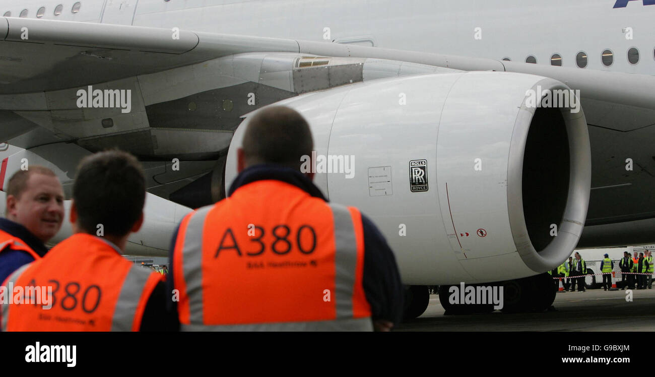 Airbus-Mitarbeiter blicken auf das größte Passagierflugzeug der Welt, den riesigen 555-Sitzer Airbus A380, nachdem er am Londoner Flughafen Heathrow angekommen ist. Stockfoto