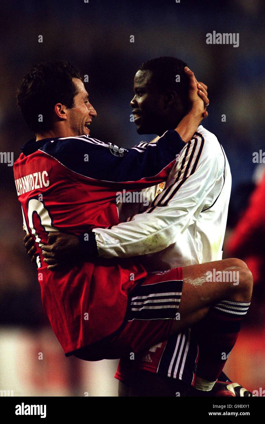 Hasan Salihamidzic (l) von Bayern München feiert den Sieg mit Samuel Kuffour (r) in einem Real Madrid Trikot Stockfoto