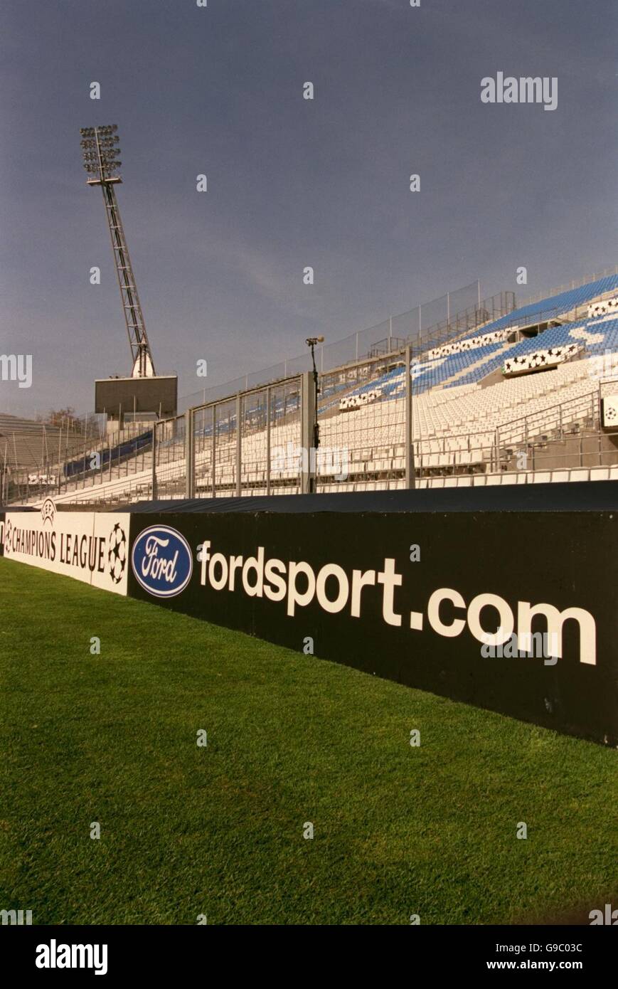 Eine Ford-Werbetafel im Stade Velodrome, Heimstadion von Olympique Marseille Stockfoto