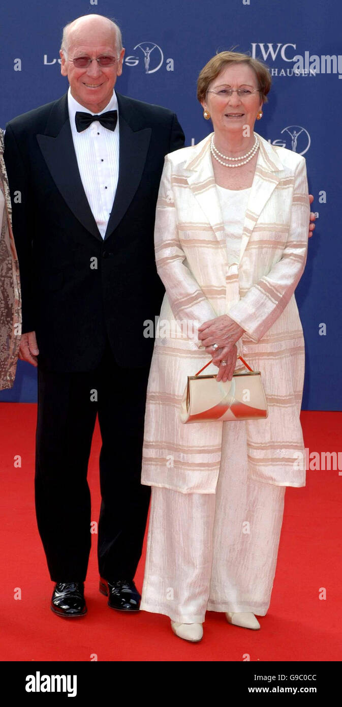 Sir Bobby Charlton und seine Frau Lady Norma Charlton kommen bei den Laureus World Sports Awards 2006 im Parc del Forum, Barcelona, Spanien, an. Stockfoto