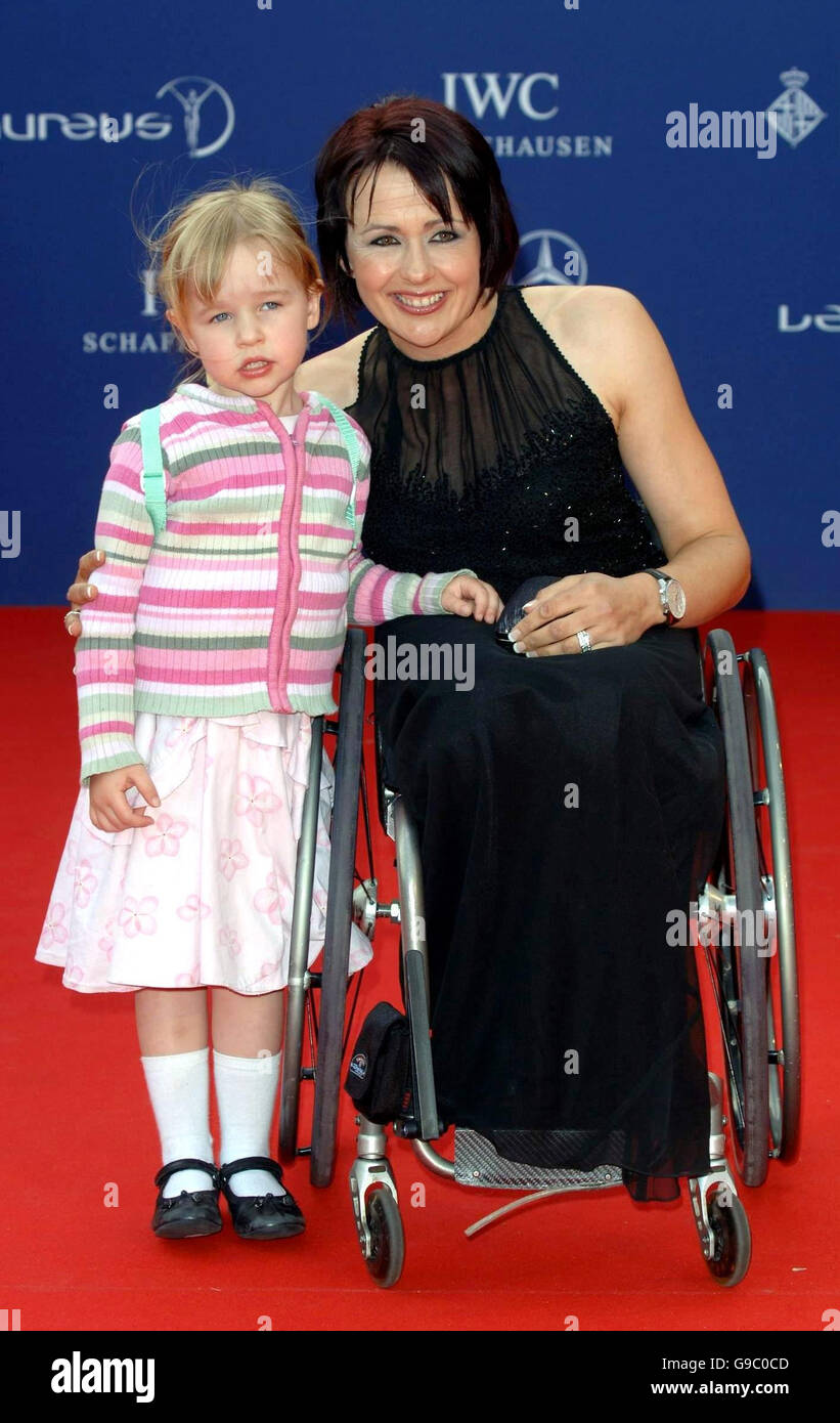 Tanni Gray-Thompson, Mitglied der Laureus Academy, und ihre Tochter kommen bei den Laureus World Sports Awards 2006 im Parc del Forum, Barcelona, Spanien an. Stockfoto