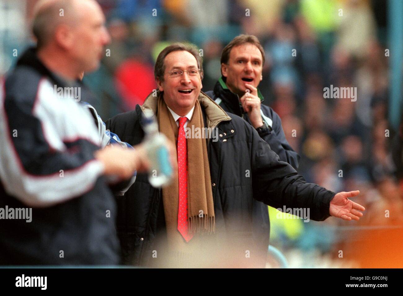 Fußball - FA Carling Premiership - Coventry City / Liverpool. Liverpool-Manager Gerard Houllier genießt einen leichteren Moment beim entscheidenden Sieg seines Teams Stockfoto