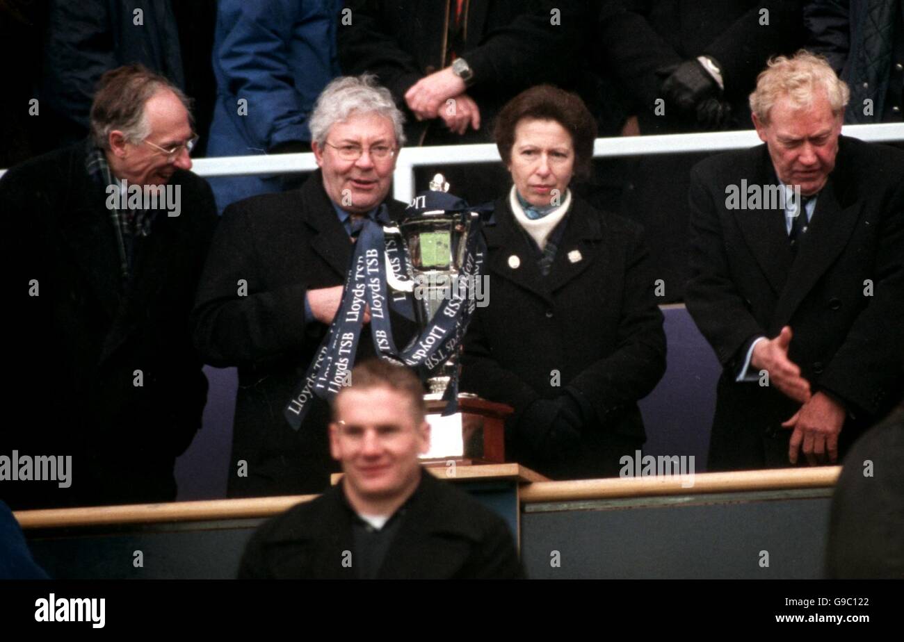 Rugby Union - Lloyds TSB Six Nations Championship - Schottland / England. Prinzessin Anne wartet mit der Six Nation Championships Trophy auf das englische Team Stockfoto