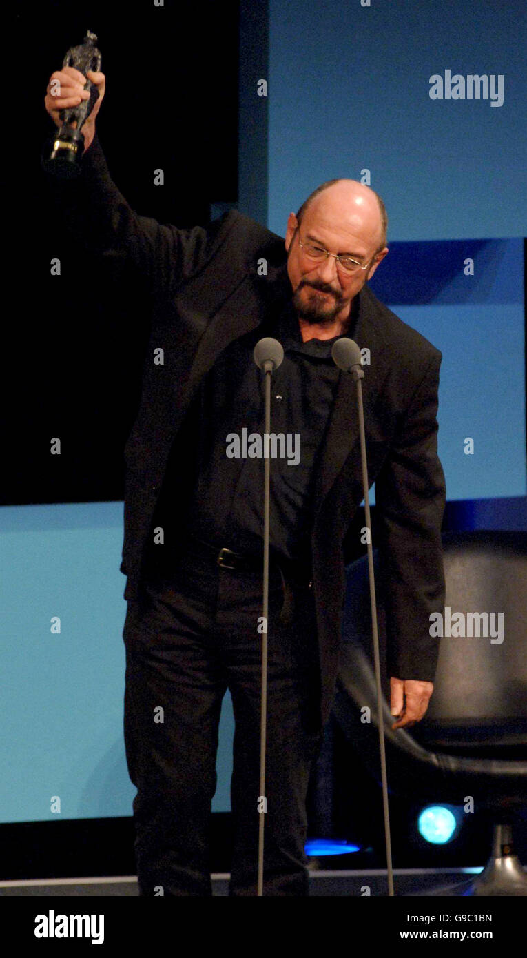 Ian Anderson von Jethro Tull mit seinem International Achievement Award während der 51. Ivor Novello Awards im Grosvenor Hotel im Zentrum von London. Stockfoto