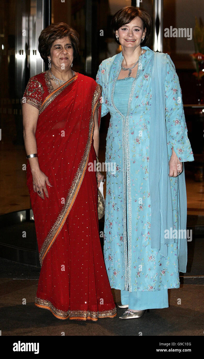 Cherie Booth QC trifft im Hilton Hotel mit Pinky Lilani (Gründerin der Awards), London, für die Asian Women of Achievement Awards ein. Stockfoto