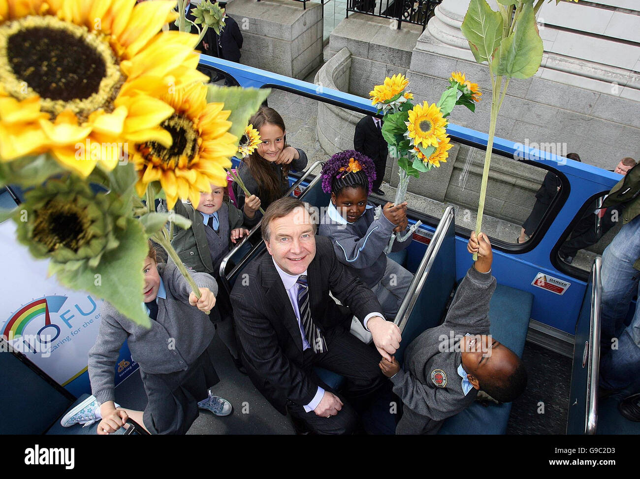 Verkehrsminister Martin Cullen TD mit Schülern der Central Model Infant School, Marlborough Street, an Bord des neuen Dublin Tour Bus powered by Biodiesel, einem Pilotprojekt, das sich ursprünglich auf die Tour Bus Flotte vor Regierungsgebäuden in Dublin konzentrieren wird. Stockfoto