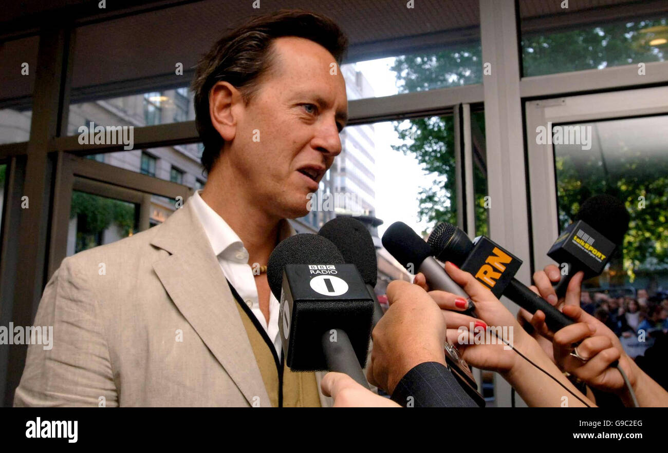 Richard E. Grant spricht mit der Presse bei der Charity-Premiere seines neuen Films Wah-Wah, im Odeon West End Cinema im Zentrum von London. Stockfoto