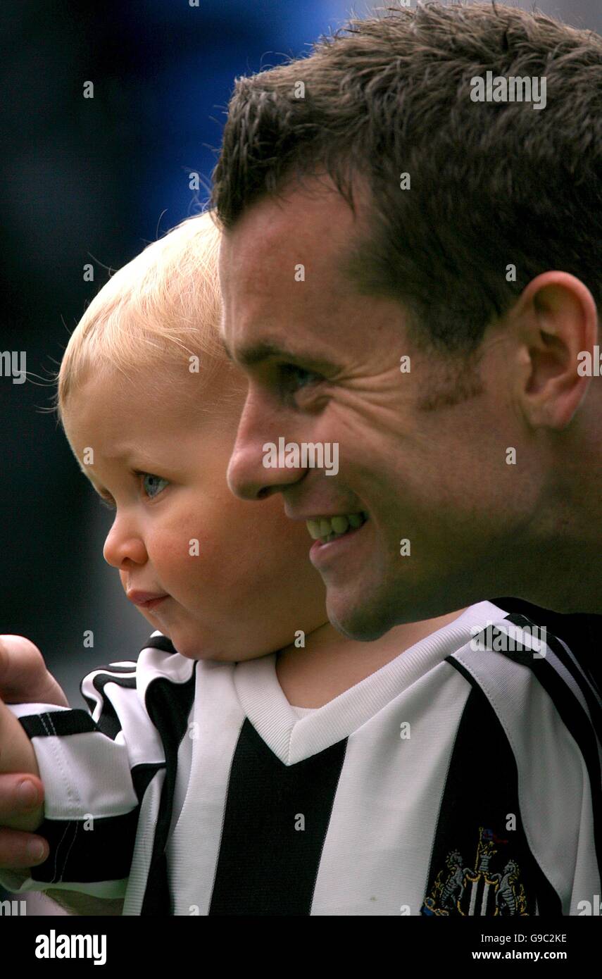 Fußball - FA Barclays Premiership - Newcastle United / Chelsea - St James Park. Newcastle United's Shay Given und sein Baby Stockfoto