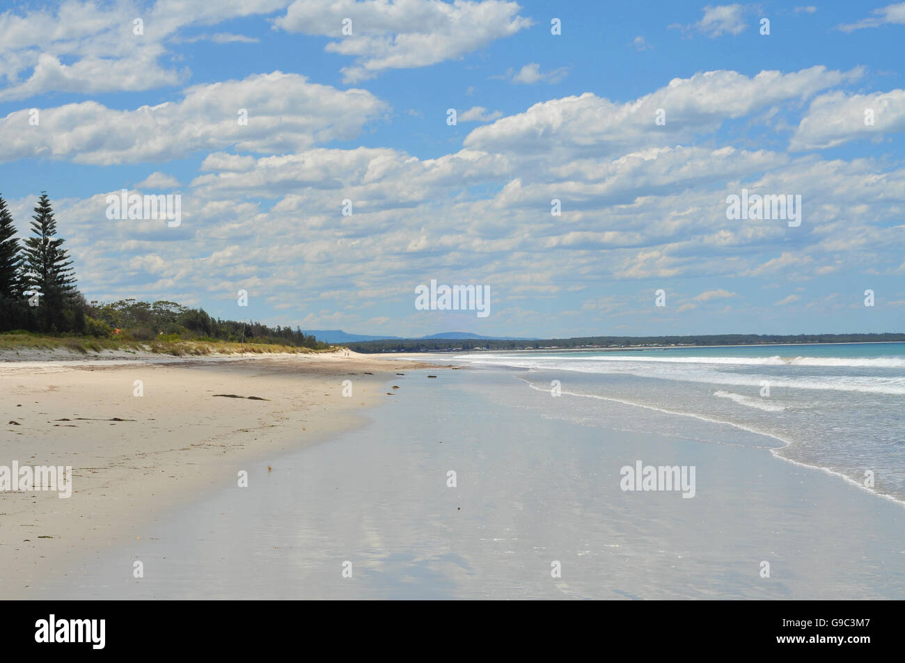 Langen weißen Sandstrand Stockfoto