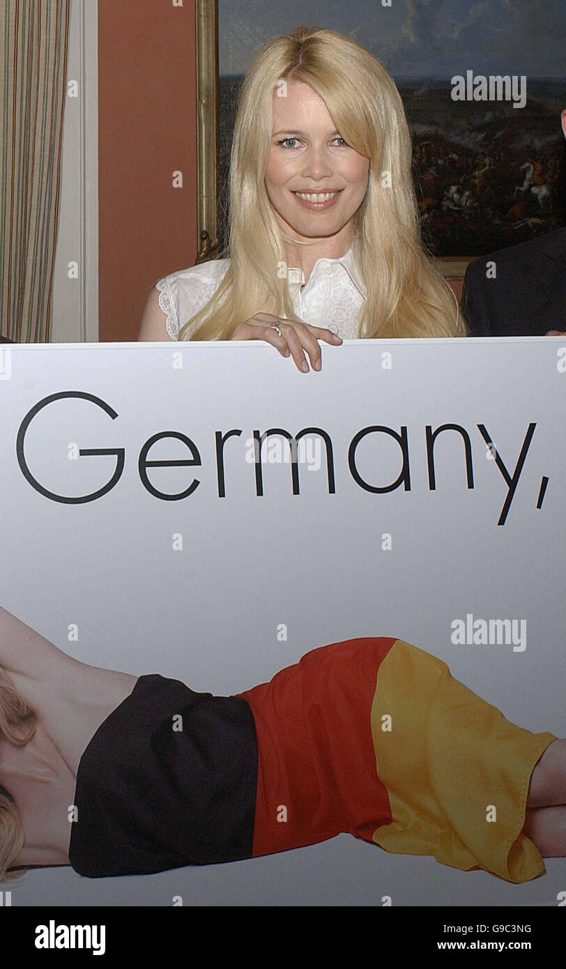 Das deutsche Supermodel Claudia Schiffer enthüllt eine Plakatkampagne zur Förderung der Initiative "Invest in Germany - Land of Ideas" in der Deutschen Botschaft in Zentral-London. Stockfoto