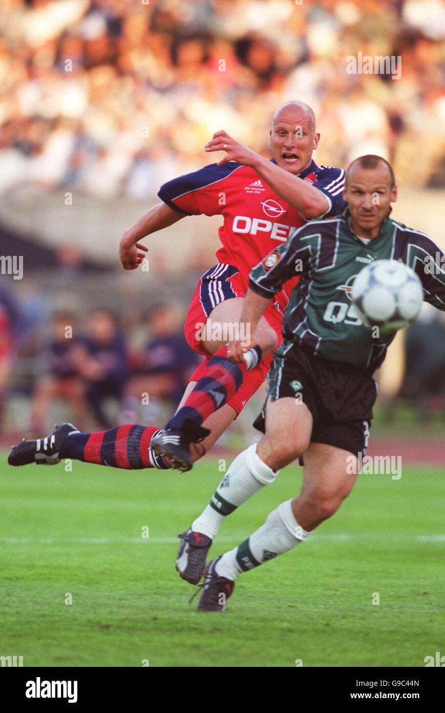 Bayern München Carsten Jancker (l) feuert in einem Schuss Vergangenheit Werder Bremens Bernhard Trares (r) Stockfoto