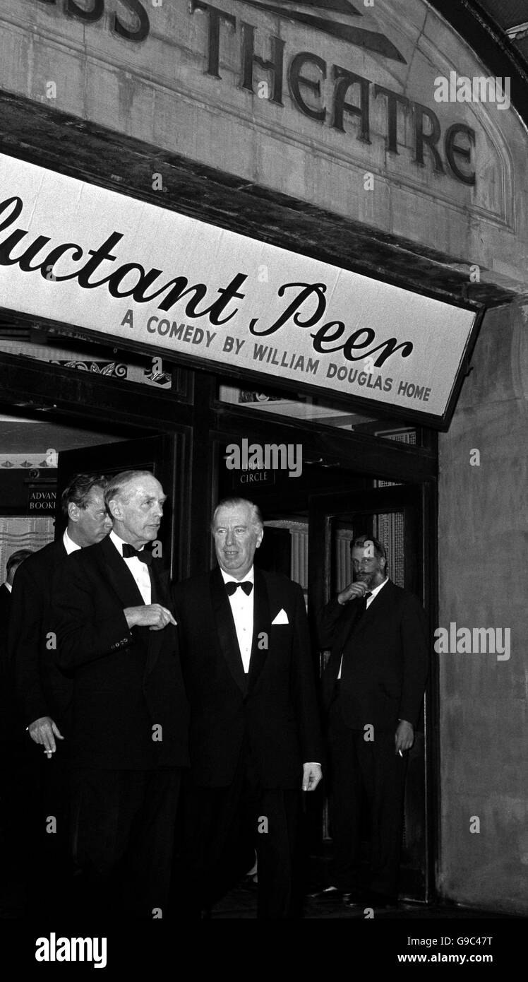 Der Premierminister, Sir Alec Douglas-Home, feiert seinen Geburtstag, indem er im Duchess Theatre "The Reluctant Peer", die Komödie seines Dramatikers William Douglas Home, sieht. Begleitet werden Sir Alec von Peter Saunders (rechts) und William Douglas-Home (hinten). Stockfoto