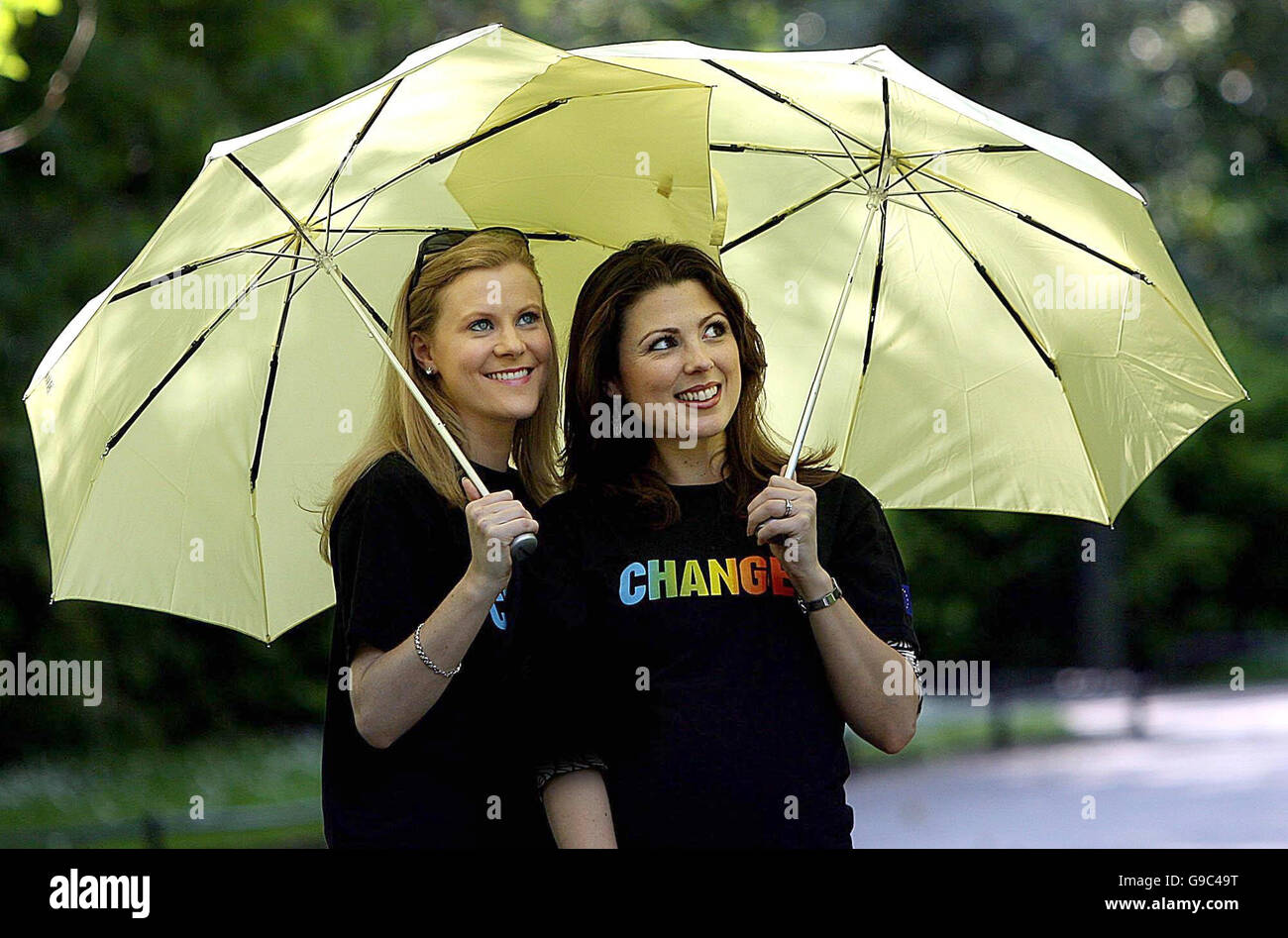 Die Wettermoderatoren Nuala Carey (links) und Lisa Burke starten in St. Stephen's Green, Dublin, eine Kampagne mit dem Titel You Control Climate Change, die darauf abzielt, die globale Erwärmung zu reduzieren. Stockfoto