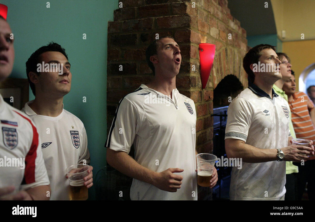 England-Fans sehen die England V Paraguay WM-Spiel in der "berühmten 3 Könige" Kneipe in West Kensington. Stockfoto