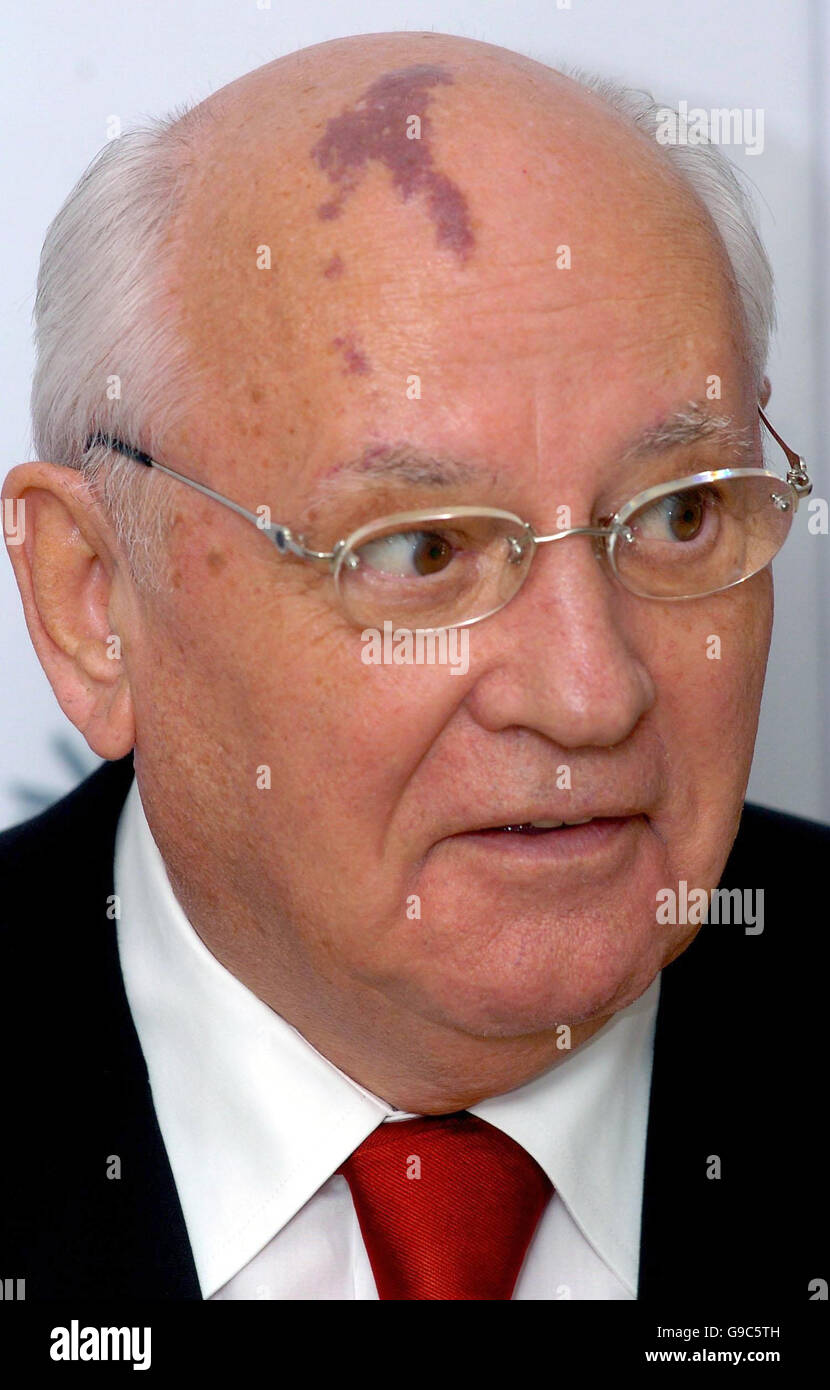 Der ehemalige russische Präsident Michail Gorbatschow kommt bei der Raisa Gorbatschow Foundation Russian Ball im Althorp House in Northamptonshire an. Stockfoto