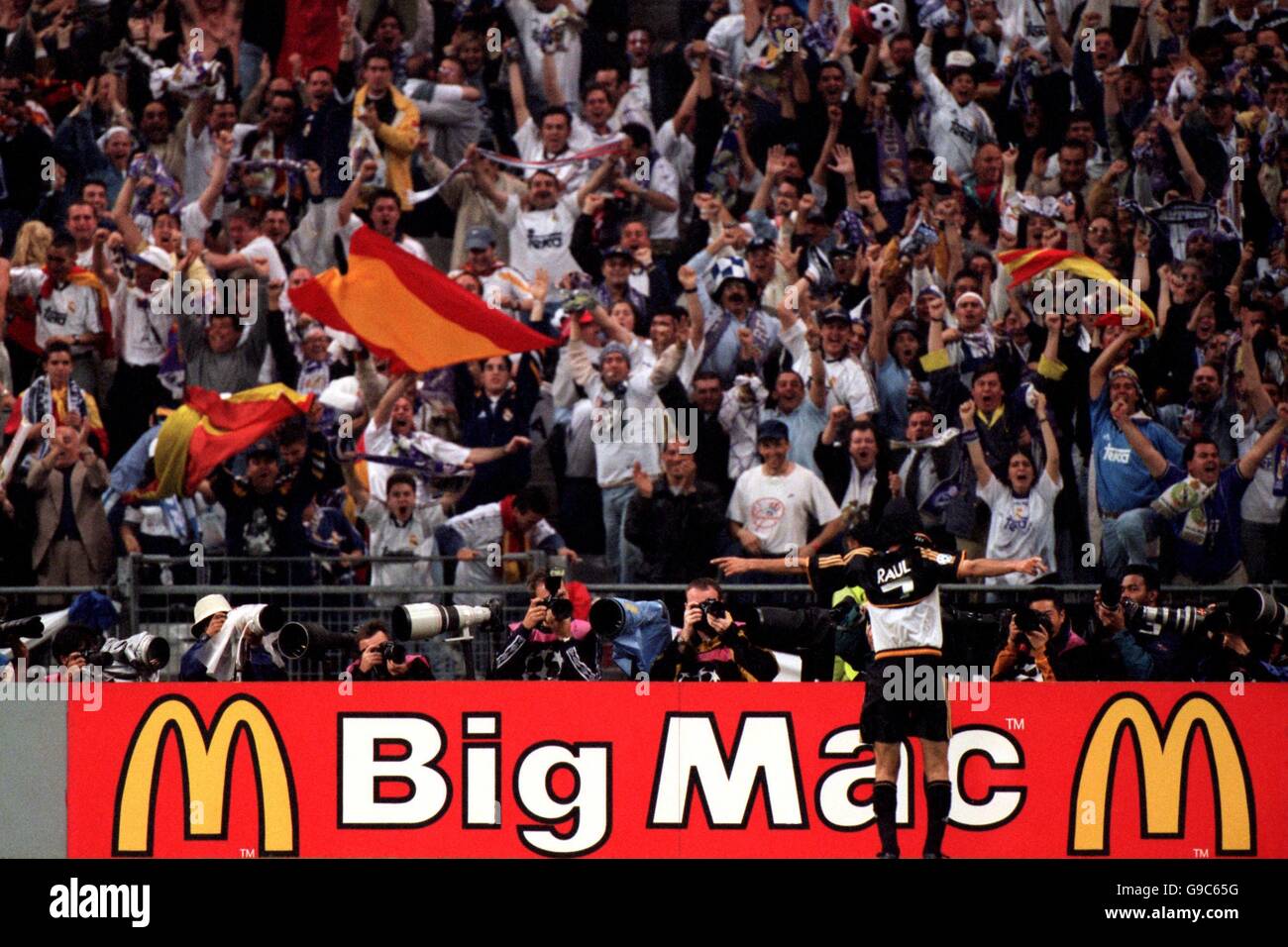 Fußball - UEFA Champions League - Finale - Real Madrid / Valencia. Real Madrids Raul feiert das dritte Tor vor den Madrider Fans Stockfoto