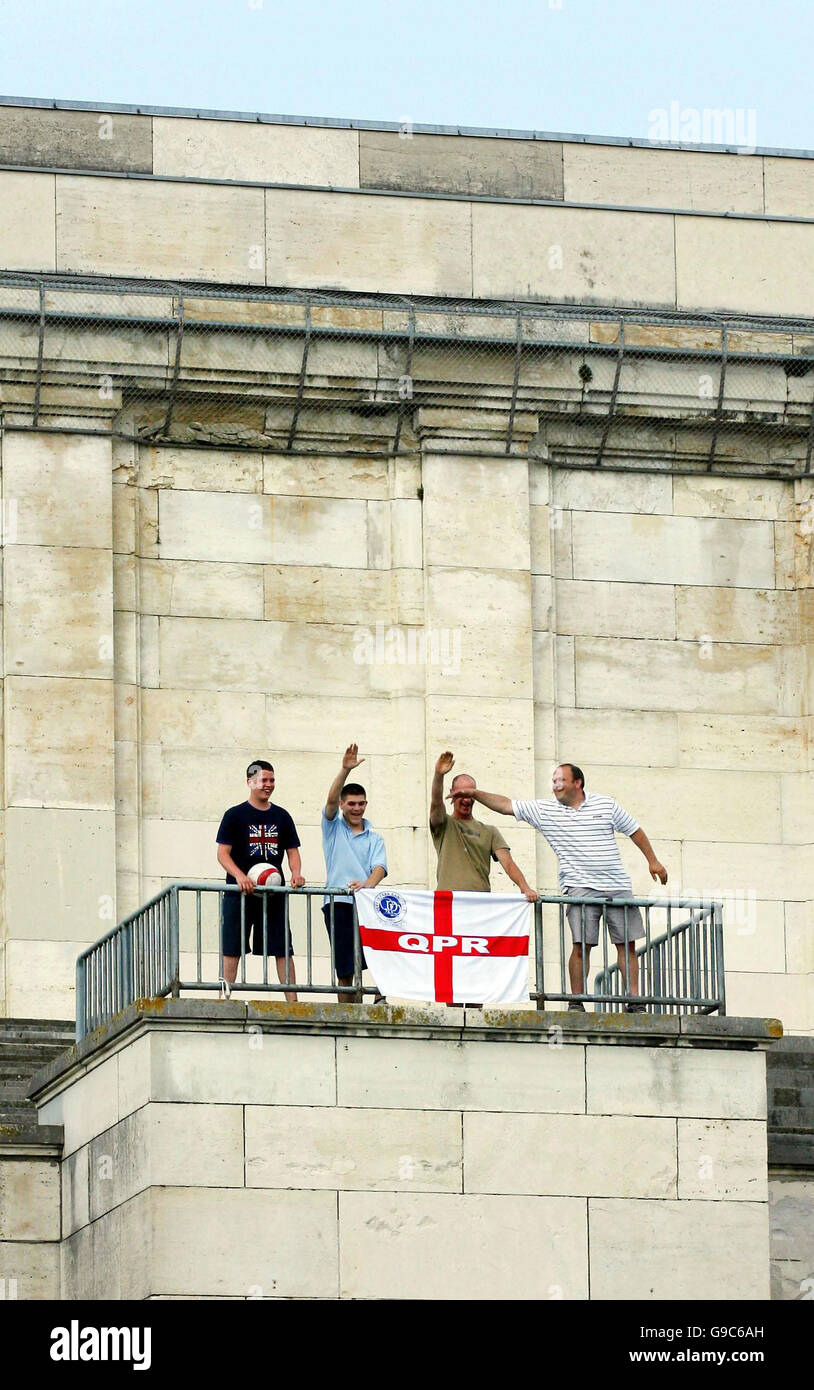England-Fans stehen auf dem Podium der Zeppelin Tribune in Nürnberg, Deutschland, an dem Ort, an dem Adolf Hitler in den 1930er Jahren Reden hielt, als sich das englische Team am Donnerstag auf das zweite Spiel der Weltmeisterschaft gegen Trinidad und Tobago vorbereitete. Stockfoto