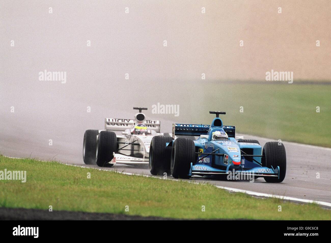 Benettons Giancarlo Fisichella führt Ricardo Zonta AN Stockfoto