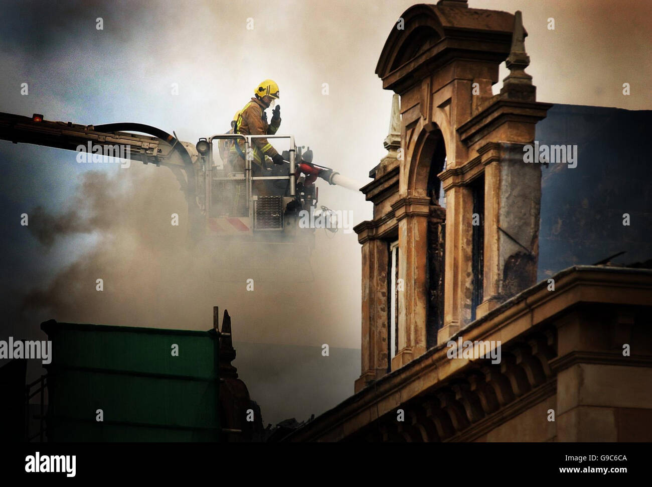 Feuerwehrleute kämpfen in der ParkTerrace in Glasgow gegen einen Brand. Stockfoto