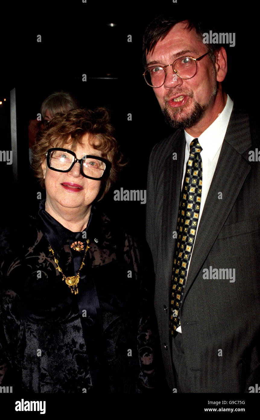 Dame Muriel Spark, Gewinnerin des britischen Literaturpreises David Cohen, mit Colin Finlayson, heutiger Schulleiter an ihrer ehemaligen Schule, James Gillespie's High School. Dame Muriel hat der Schule ein Drittel ihres 30,000-Pfund-Preises gespendet. Stockfoto