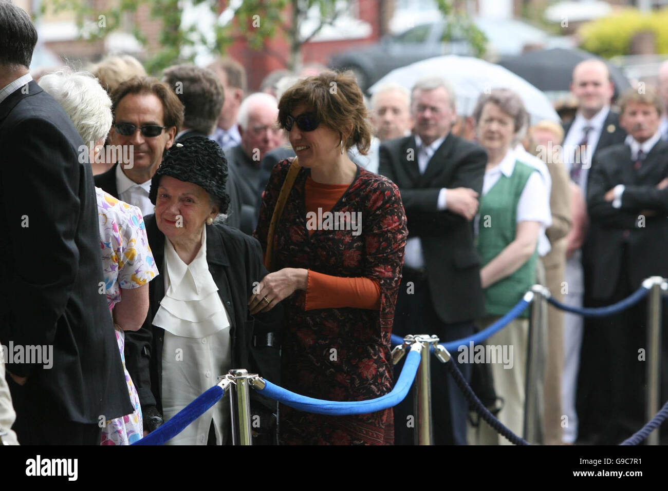 Trauernde kommen zur Beerdigung des ehemaligen irischen Premierministers Charles Haughey in der Kirche unserer Lieben Frau des Trostes, Donnycarney. Stockfoto