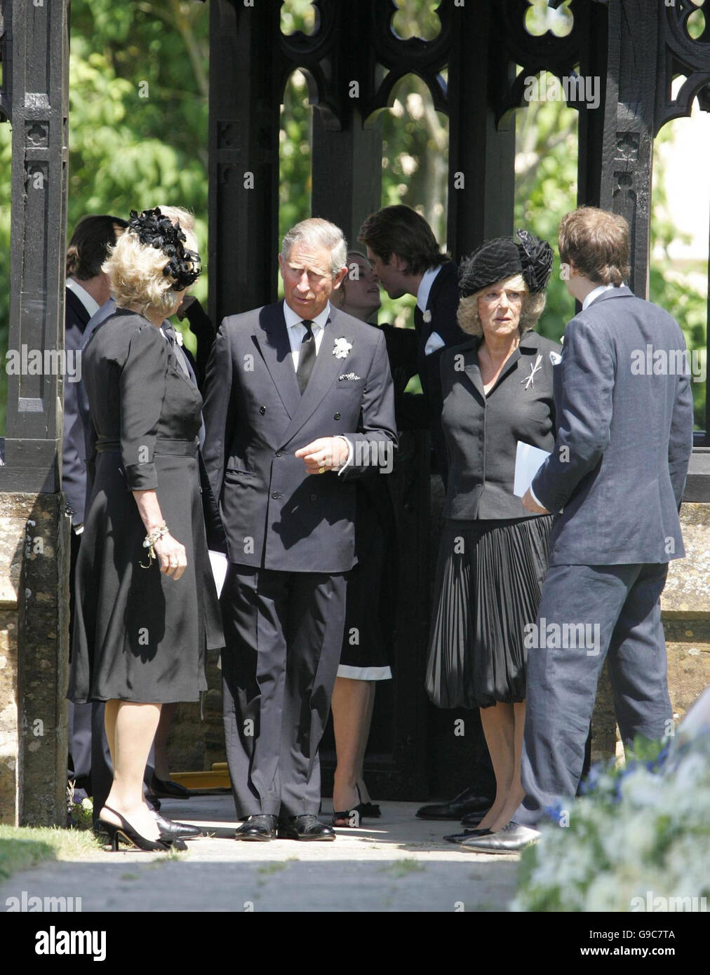 Der Prince Of Wales und der Herzogin von Cornwall sprechen mit Annabel Elliot (links) und Tom Parker Bowles vor der Beerdigung die Herzogin Vaters Major Bruce Shand am Holy Trinity Kirche in Blandford. Stockfoto