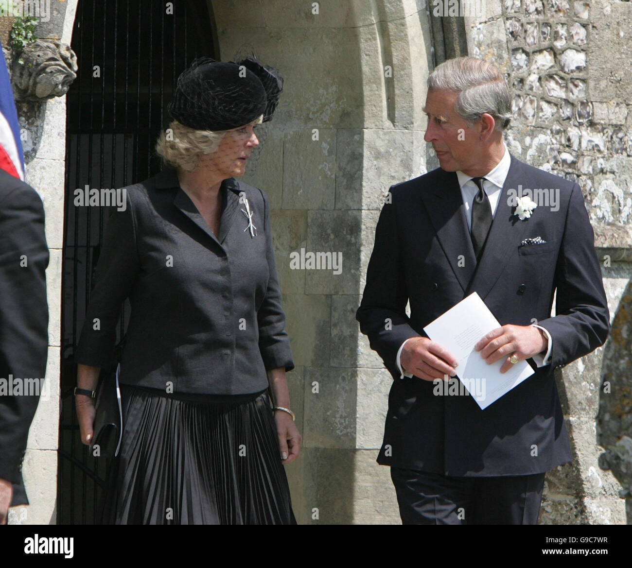 Der Prince Of Wales und der Herzogin von Cornwall verlassen Holy Trinity Kirche in Blandford, wo die Beerdigung von der Herzogin Vater Major Bruce Shand stattfand. Stockfoto