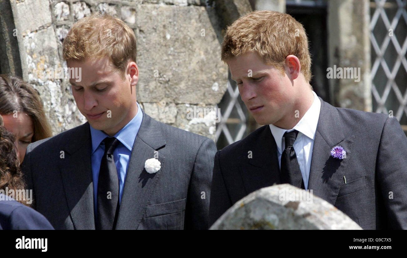 Prinz Harry (links) und Prinz William verlassen die Beerdigung von der Herzogin von Cornwall Vater Major Bruce Shand am Holy Trinity Kirche in Blandford. Stockfoto