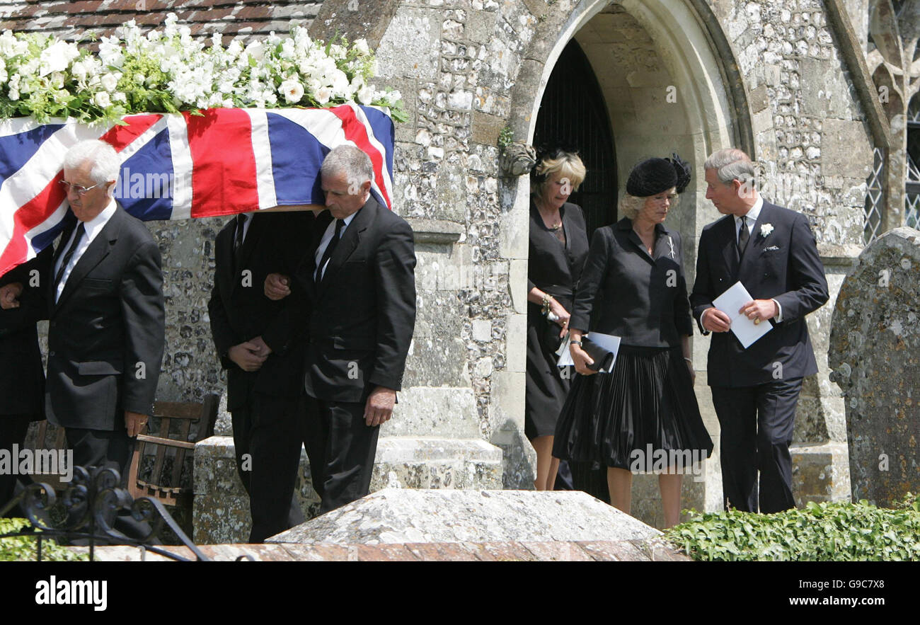 Der Prince Of Wales und der Herzogin von Cornwall folgen den Sarg von der Herzogin Vater Major Bruce Shand in der Holy Trinity Church in Blandford. Stockfoto