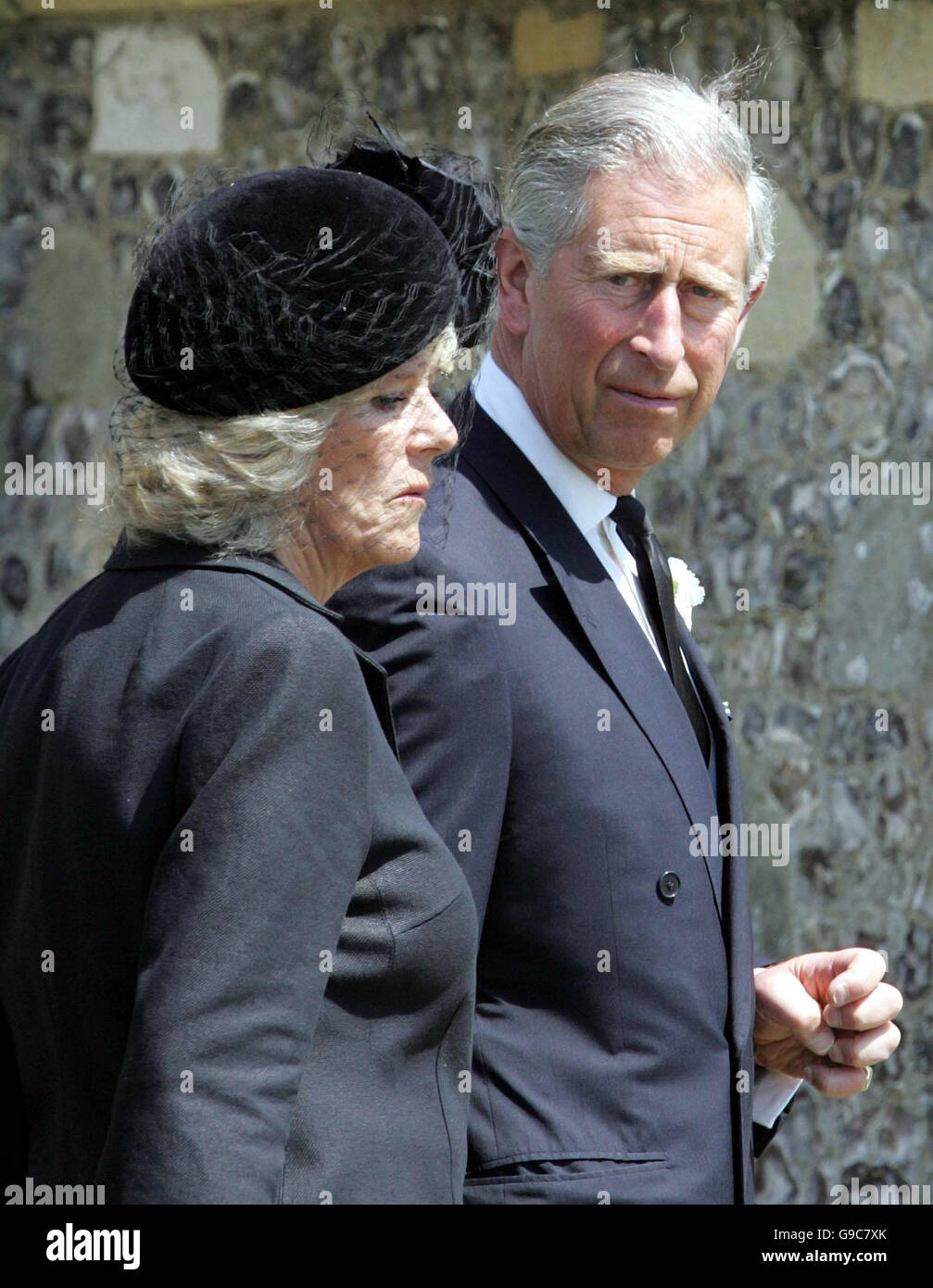 Der Prince Of Wales und der Herzogin von Cornwall kommen für die Beerdigung von der Herzogin Vater Major Bruce Shand in der Holy Trinity Church in Blandford. Stockfoto