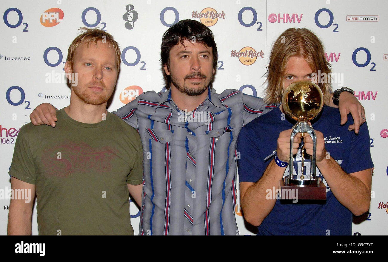 (Von links nach rechts) Nate Mendel, Dave Grohl und Taylor Hawkins von den Foo Fighters sammeln den International Award während der Nordoff Robbins Silver Clef Awards im Hilton Hotel im Zentrum von London. Stockfoto