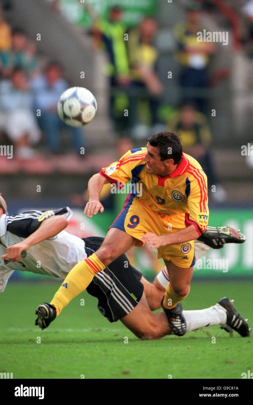 Fußball - Euro 2000 - Gruppe C - Rumänien gegen Deutschland. Marko Rehmer aus Deutschland (l) verhindert, dass Viorel Moldawisch aus Rumänien (r) auf das Tor zusteuert Stockfoto