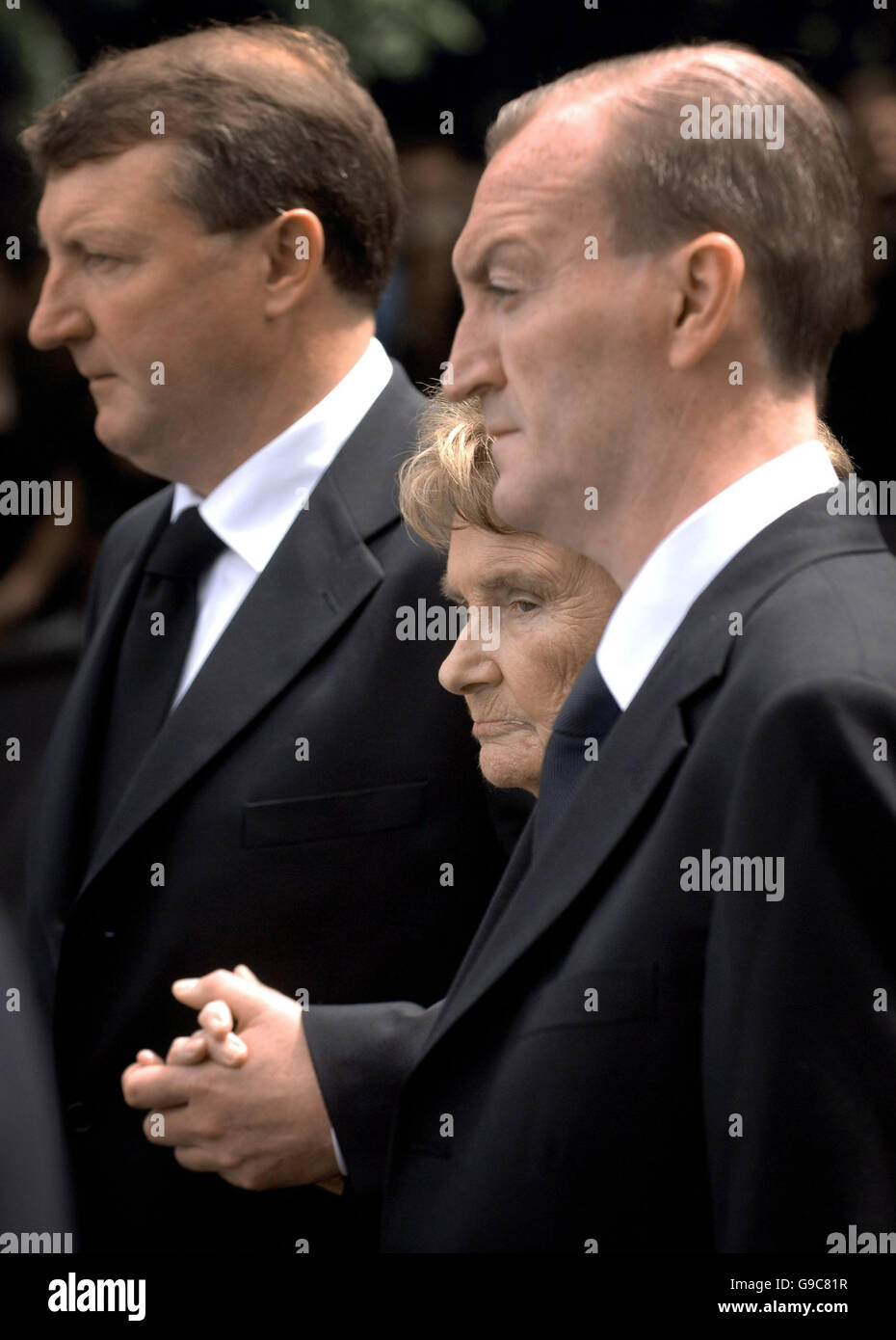 Maureen Haughey, Witwe des verstorbenen irischen Taoiseach Charles Haughey (Mitte) und seine Söhne, Connor (links) und Keiran den Sarg aus der Kirche Our Lady of Trost in Donnycarney, Co Dublin (rechts) folgen. Stockfoto