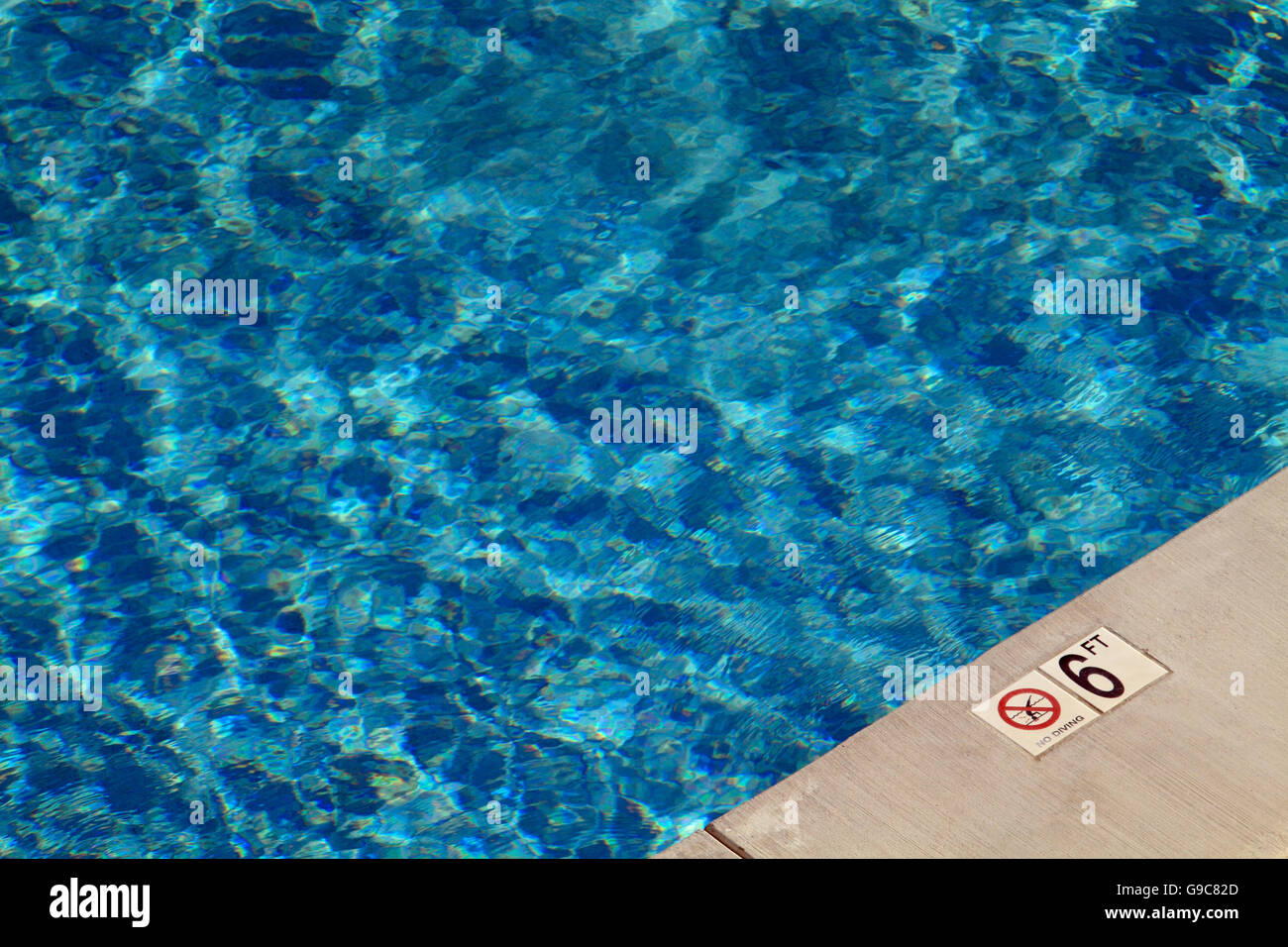 Schwimmbad mit Tiefe und ohne Vorwarnung Tauchen Stockfoto
