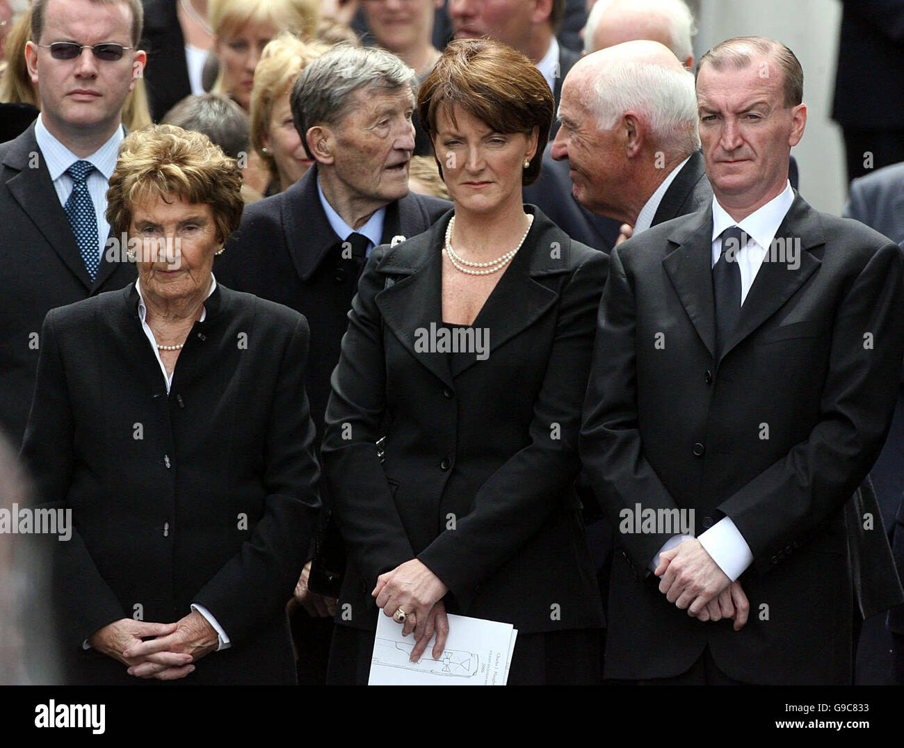 Ehemalige Taoiseache Charles Haughey Familie zusehen, wie sein Sarg verlässt Kirche Our Lady of Trost in Donnycarney, Co Dublin. Stockfoto