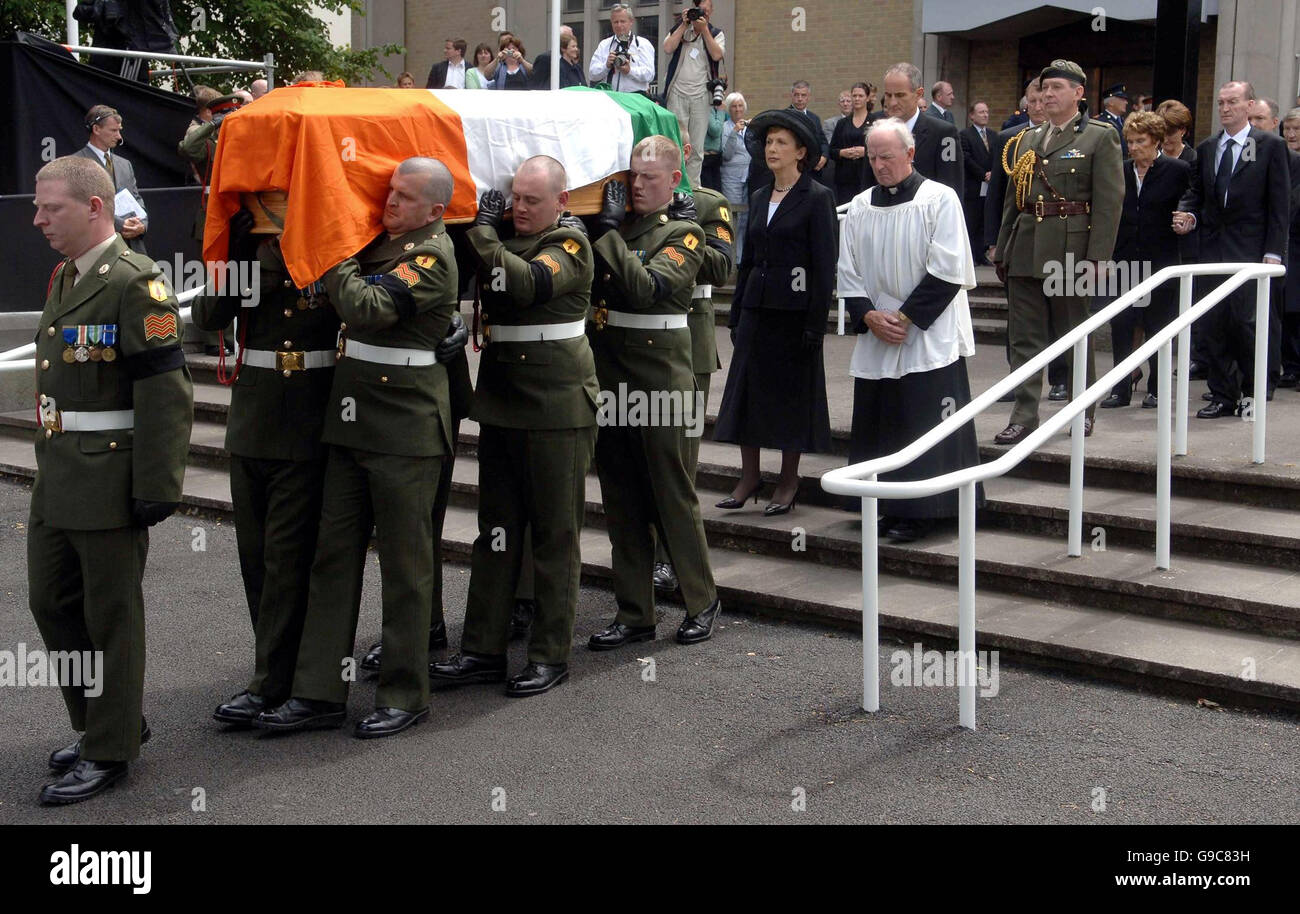 Irische Präsidentin Mary McAleese (Mitte) und Maureen Haughey, Witwe des verstorbenen irischen Taoiseach Charles Haughey und seine Söhne, Connor (links) und Keiran den Sarg aus der Kirche Our Lady of Trost in Donnycarney, Co Dublin (rechts) folgen. Stockfoto