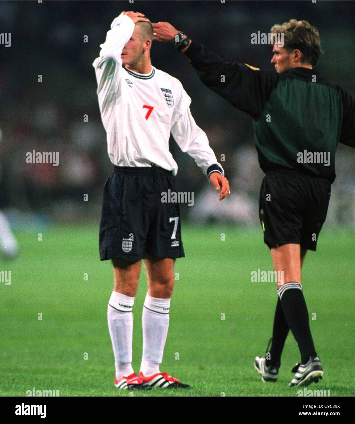 Fußball - Euro 2000 - Gruppe A - Portugal gegen England. Der englische David Beckham hält sich nach einer weiteren Frau den Kopf Stockfoto
