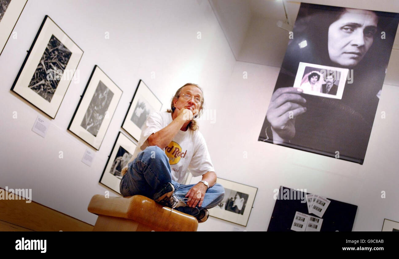 Bruce King, 60, Blick auf Fotos von der preisgekrönten Jenny Matthews, die derzeit an St Mungo Museum des religiösen Lebens und Art in Glasgow ausgestellt sind. Stockfoto