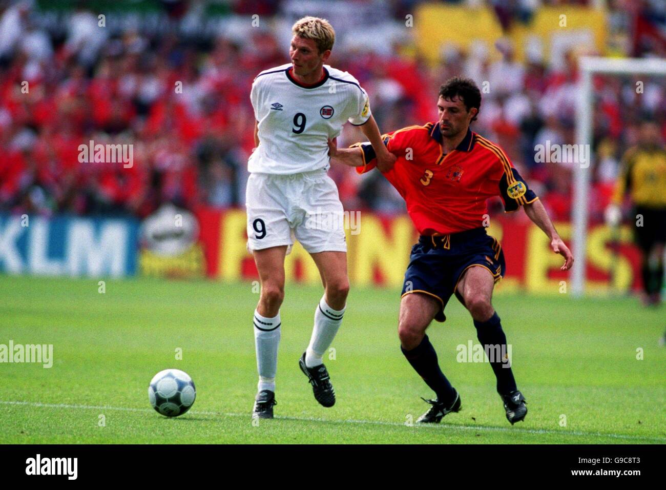 Fußball - Euro 2000 - Gruppe C - Spanien gegen Norwegen. Der spanische Agustin Aranzabal (r) wird vom norwegischen Tore Andre Flo (l) festgehalten Stockfoto