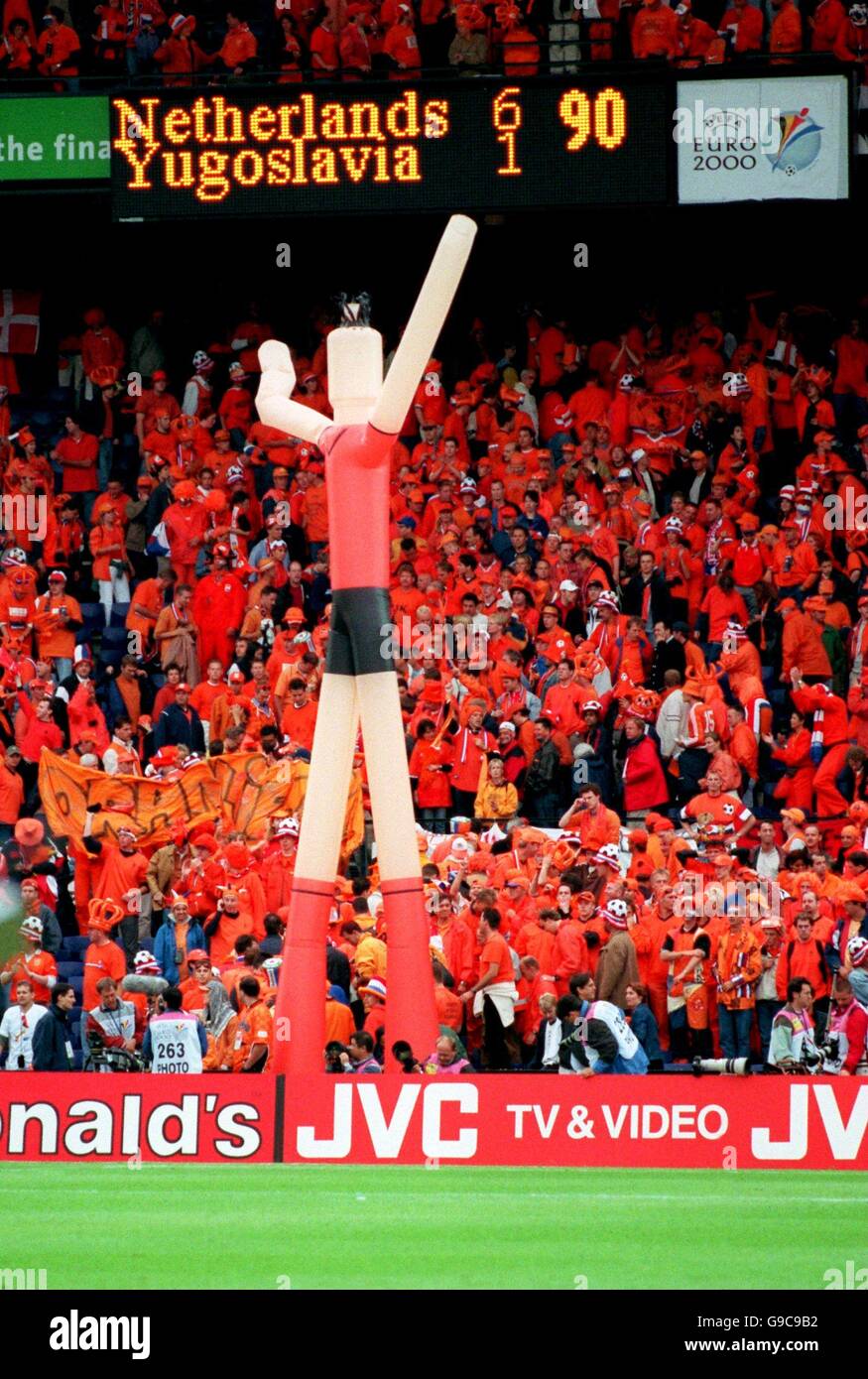 Ein riesiger aufblasbarer Holland-Spieler steht vor dem Jubelende Holland-Fans Stockfoto