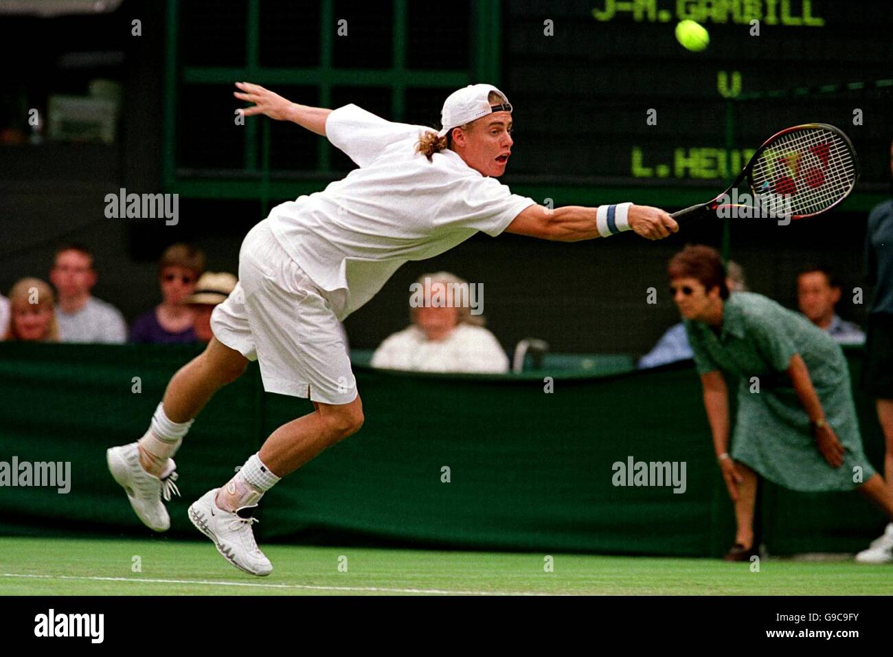 Lleyton Hewitt streckt sich für einen Ball während seines Verlustes Jan-Michael Gambill Stockfoto