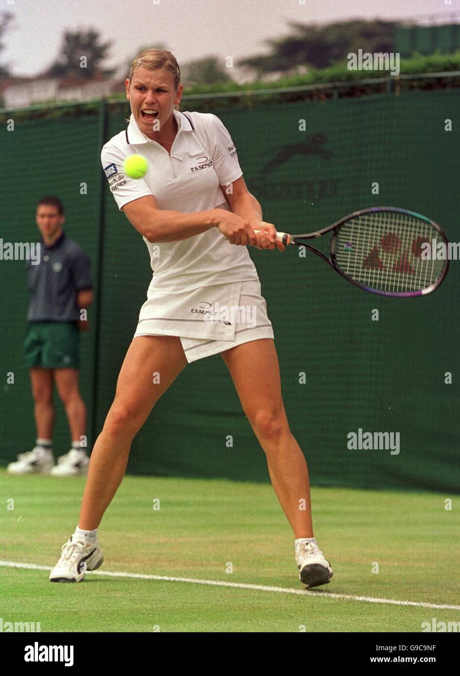 Tennis - Wimbledon Championships - Zweite Runde. Die deutsche Anke Huber im Kampf gegen die britische Louise Latimer Stockfoto