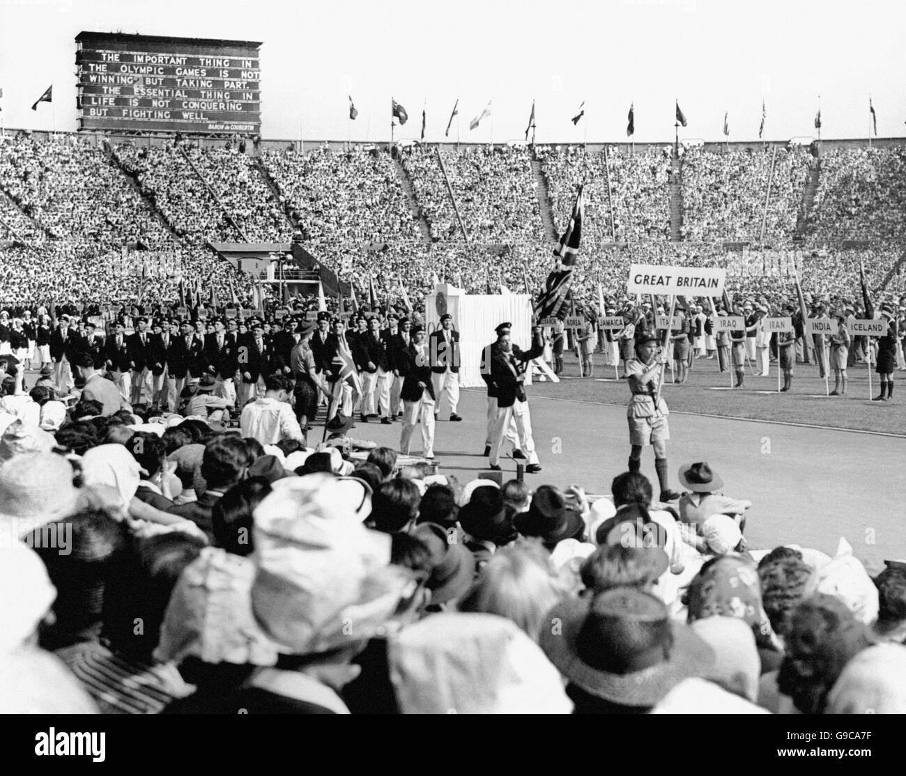 Das britische Team wird während der Eröffnungszeremonie der Olympischen Spiele 1948 im Wembley-Stadion vorgeführt. Der britische Fechter John Emrys Lloyd trägt die Unionsflagge. Stockfoto