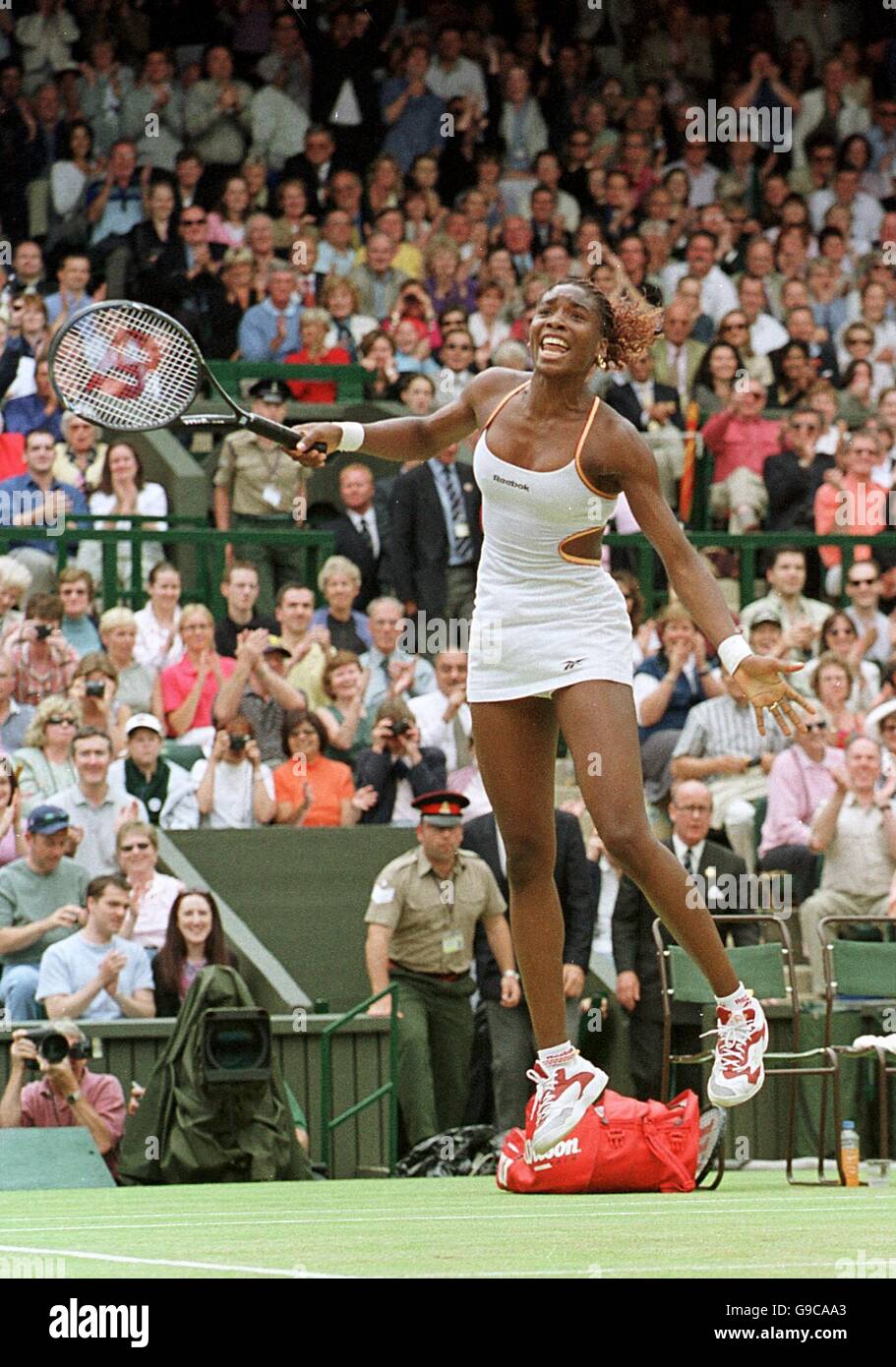Venus Williams springt vor Freude, nachdem sie Lindsay Davenport besiegt hat Das Finale der Damen-Singles Stockfoto